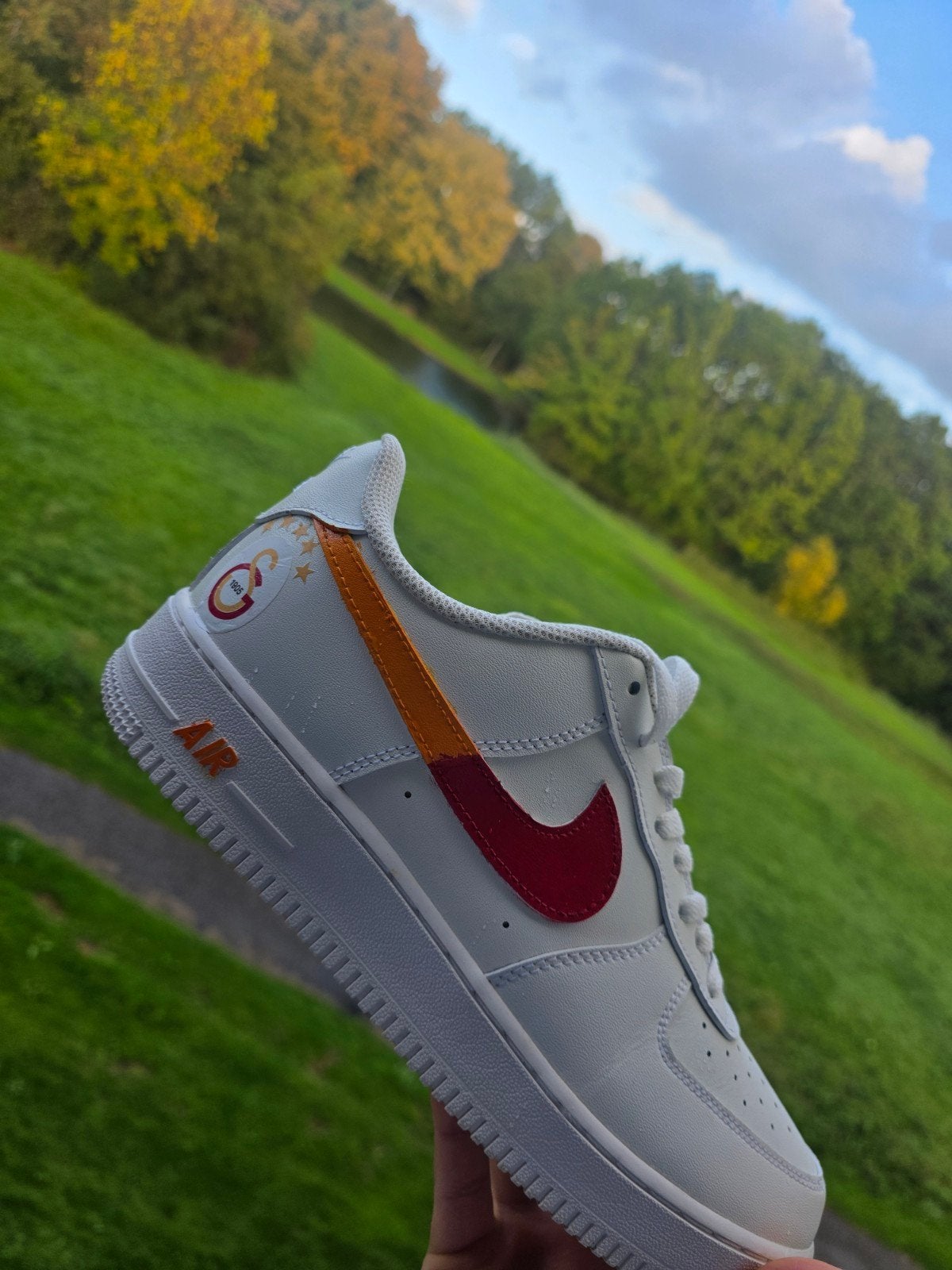 Custom Nike Air Force 1 – Galatasaray Edition Size-45, Kleding | Heren, Nike, Ophalen of Verzenden, Zo goed als nieuw, Wit