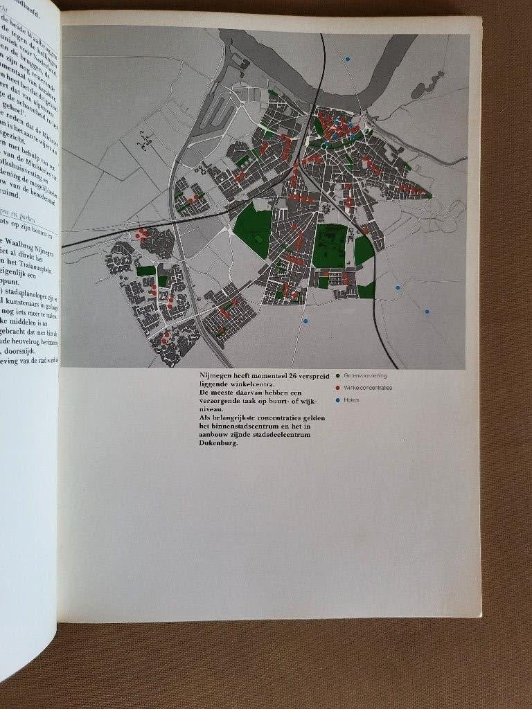 Nijmegen: Boek uitgegeven door de gemeente (1975), Boeken, Gem. Nijmegen, Ophalen of Verzenden, 20e eeuw of later, Gelezen