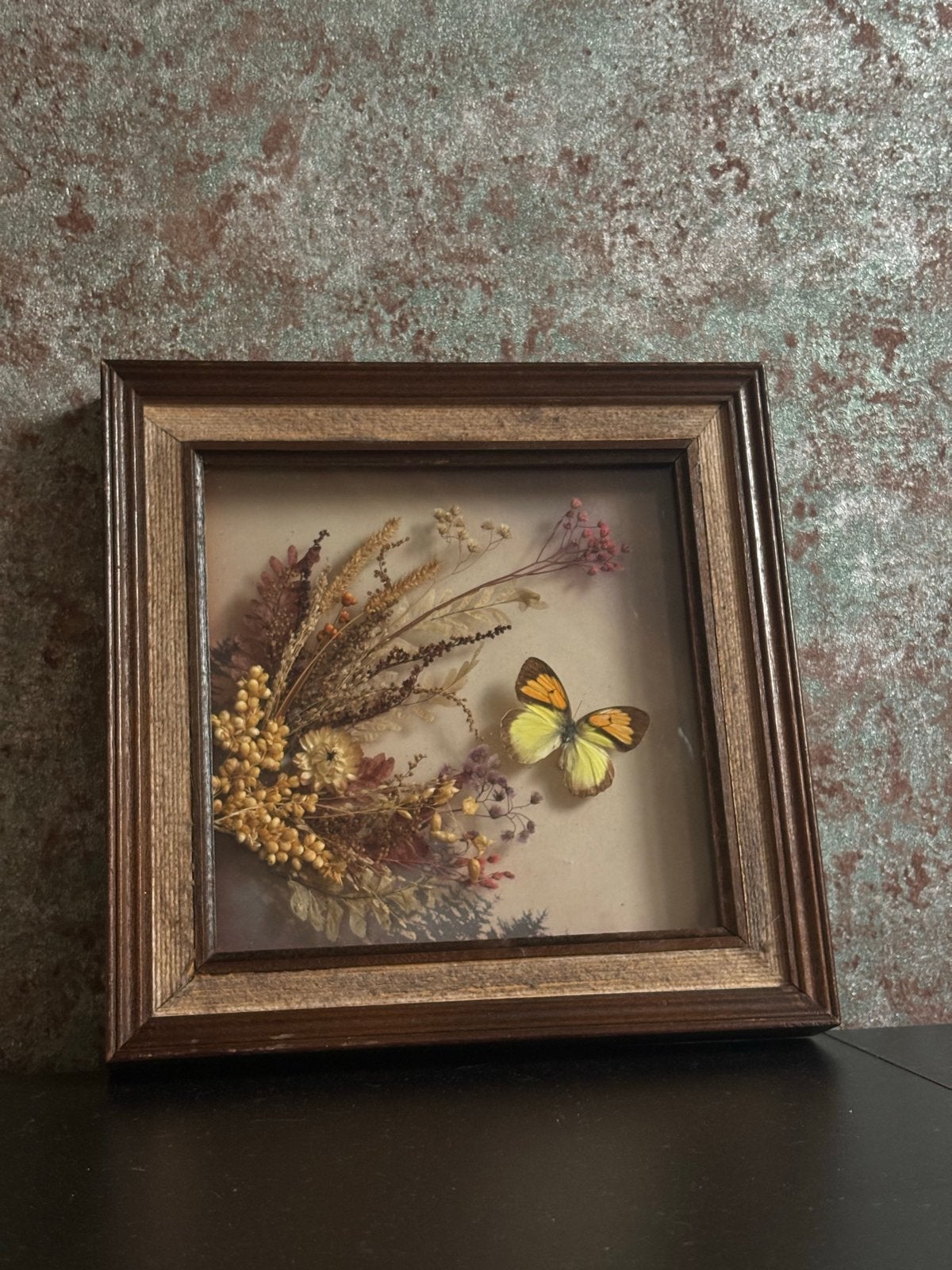 Lijst schilderij vlinder met gedroogde bloemen vintage, Ophalen of Verzenden, Gebruikt, Insect, Opgezet dier