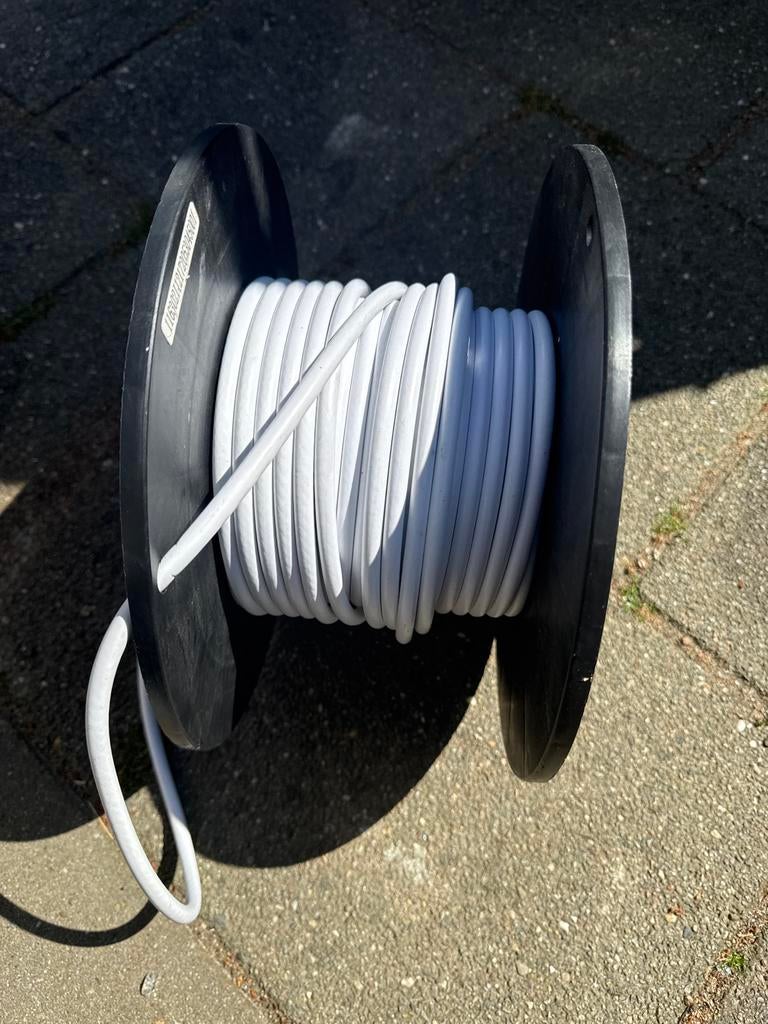 Witte kabel op haspel - Diverse toepassingen, Ophalen of Verzenden, Gebruikt, Kabel of Snoer