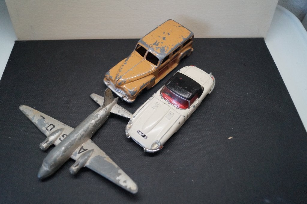 Twee Dinky toys origineel en 1 Corgi. Opruiming, Antiek en Kunst, Antiek | Speelgoed, Verzenden
