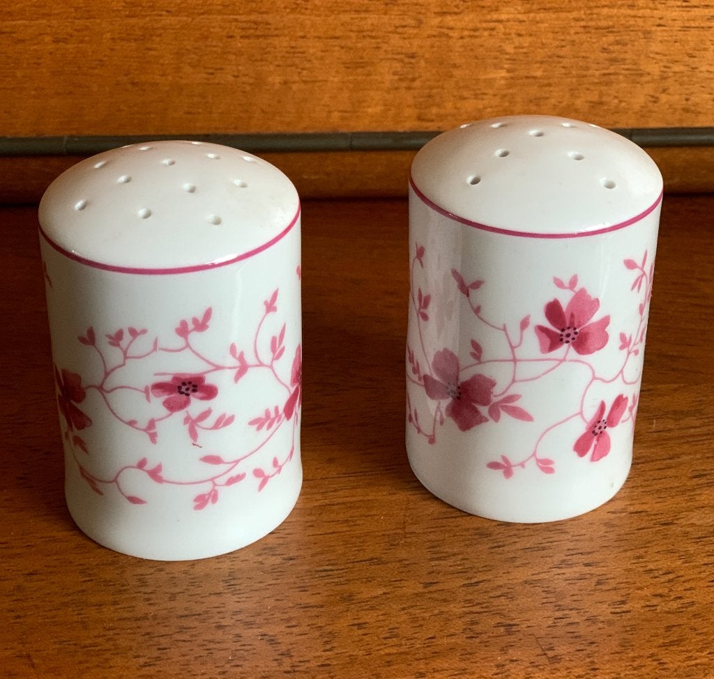 Peper en zout vaatjes wit oppervlak met roze kersenbloesem, Ophalen of Verzenden
