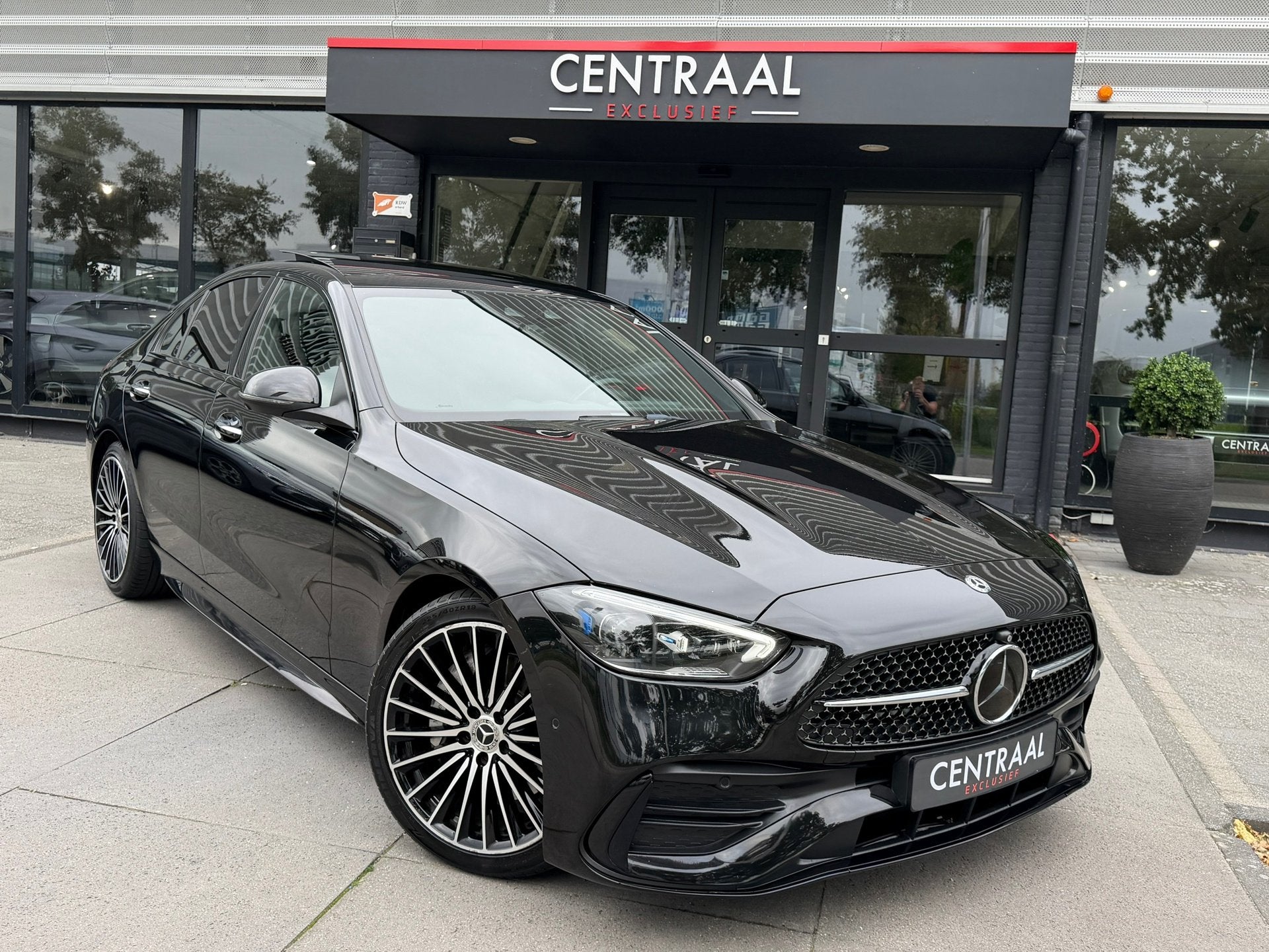 Mercedes-Benz C-klasse 200 4MATIC AMG Burmester|Pano|Keyless, Automaat, 15 km/l, 4 cilinders, Zwart