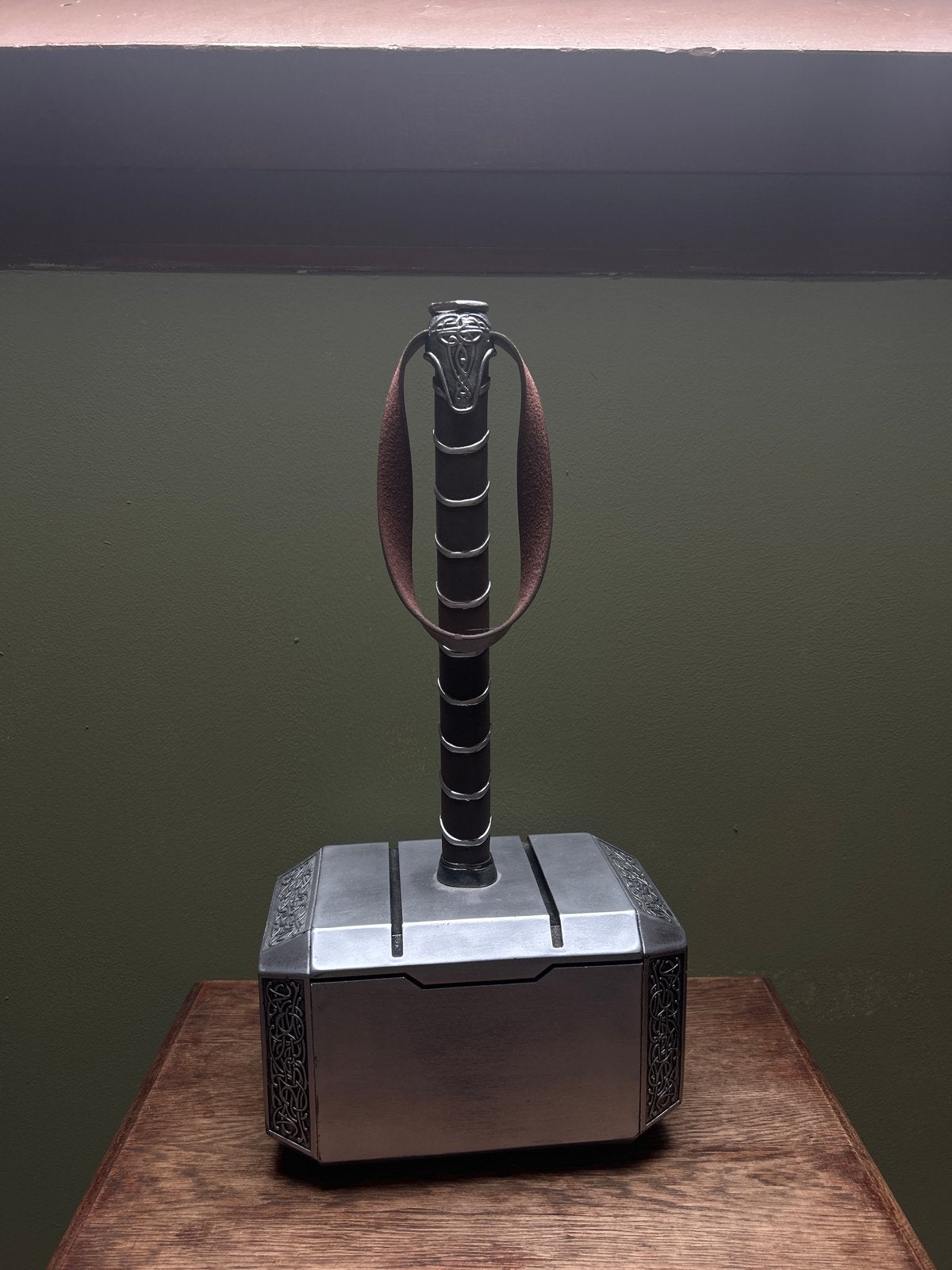 Mjolnir Marvel Thor Hamer, Ophalen of Verzenden, Zo goed als nieuw