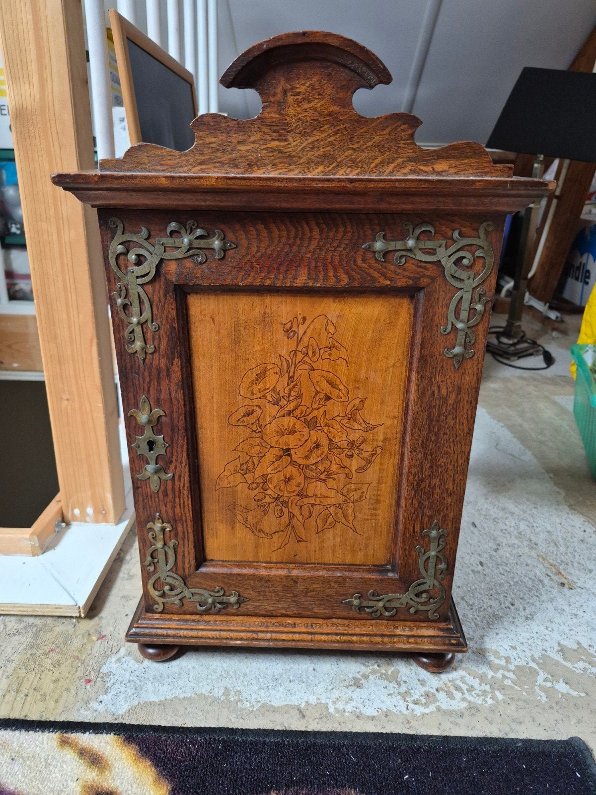 Antieke houten kastje met bloemenmotief, Antiek en Kunst, Antiek | Meubels | Kasten, Ophalen