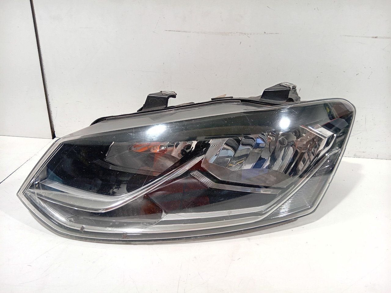 Koplamp links Volkswagen Polo, Onderdelen@venauto.nl, Van der Ven Autorecycling B.V., Gebruikt, Ettenseweg 76, 4706 PB Roosendaal, The Netherlands