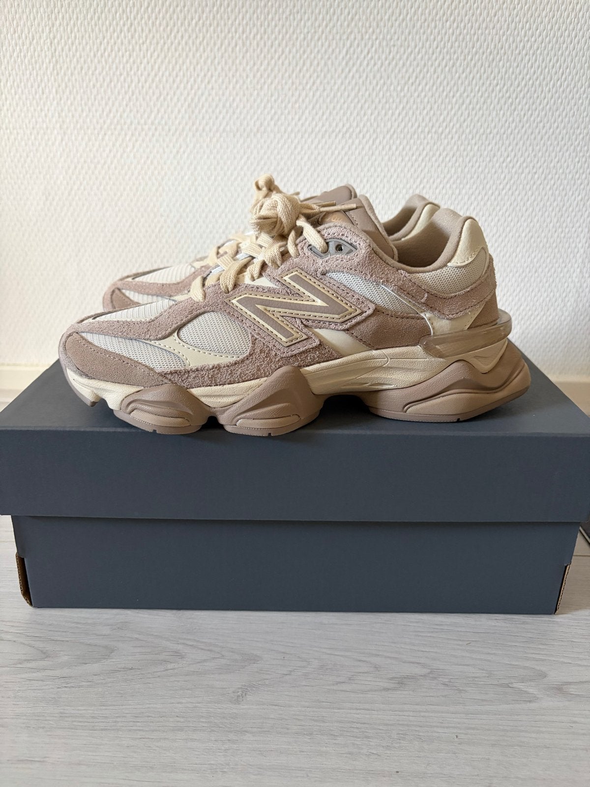 New Balance 9060 Driftwood, maat 37.5 NIEUW, Kleding | Dames, Ophalen of Verzenden, Nieuw, Beige, Sneakers of Gympen