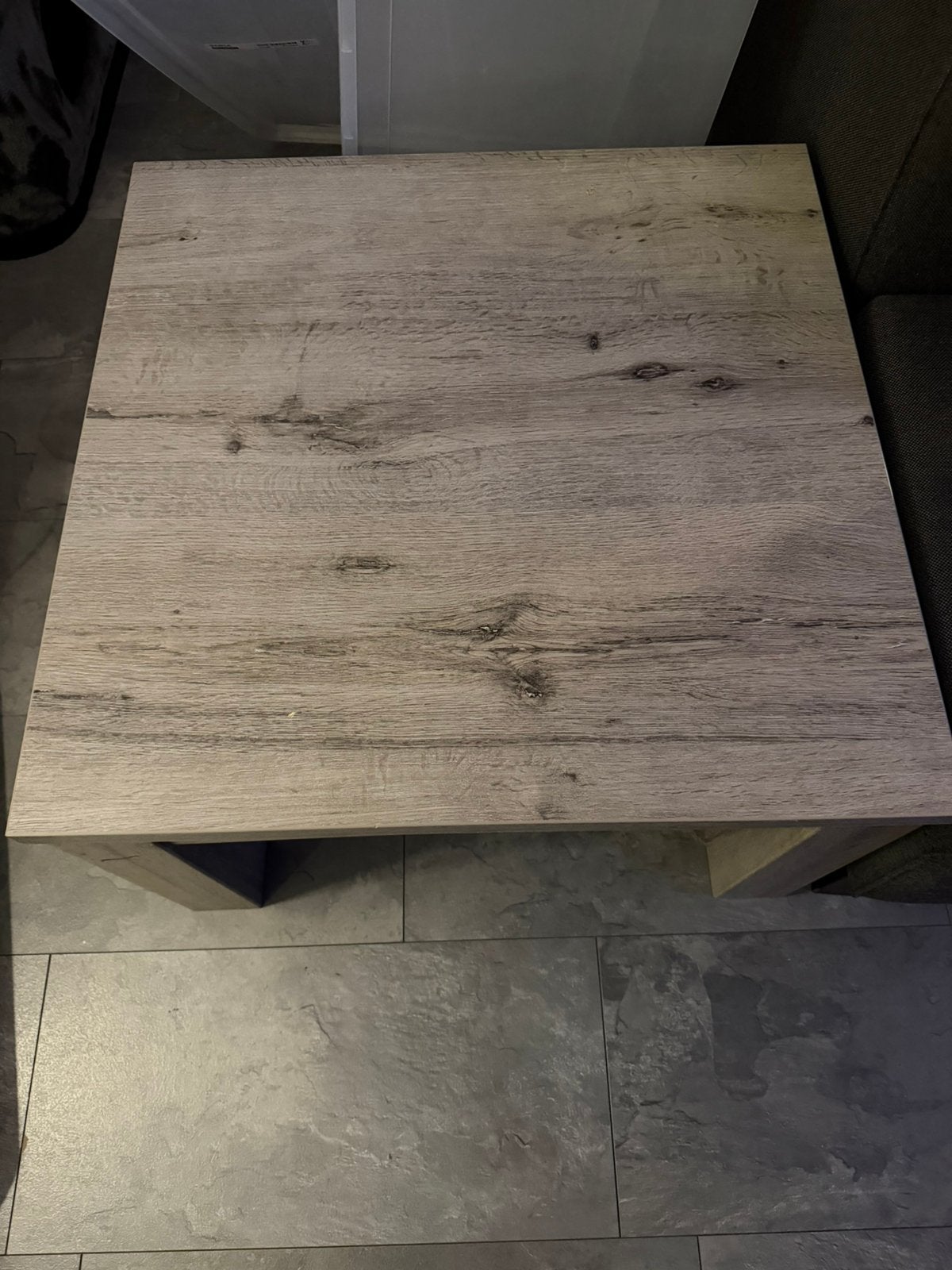 Mooie en stevige bijzettafel met een houtlook., Huis en Inrichting, Ophalen, Zo goed als nieuw, Rechthoekig, 50 tot 100 cm