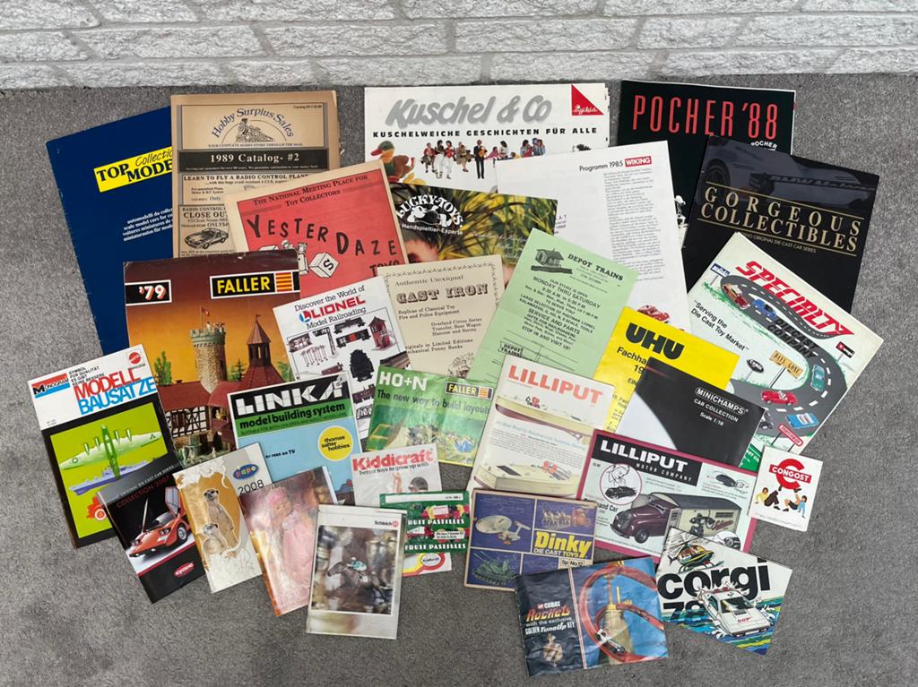 Grote partij folders speelgoed dinky corgi lilliput uhu etc, Ophalen of Verzenden, Zo goed als nieuw