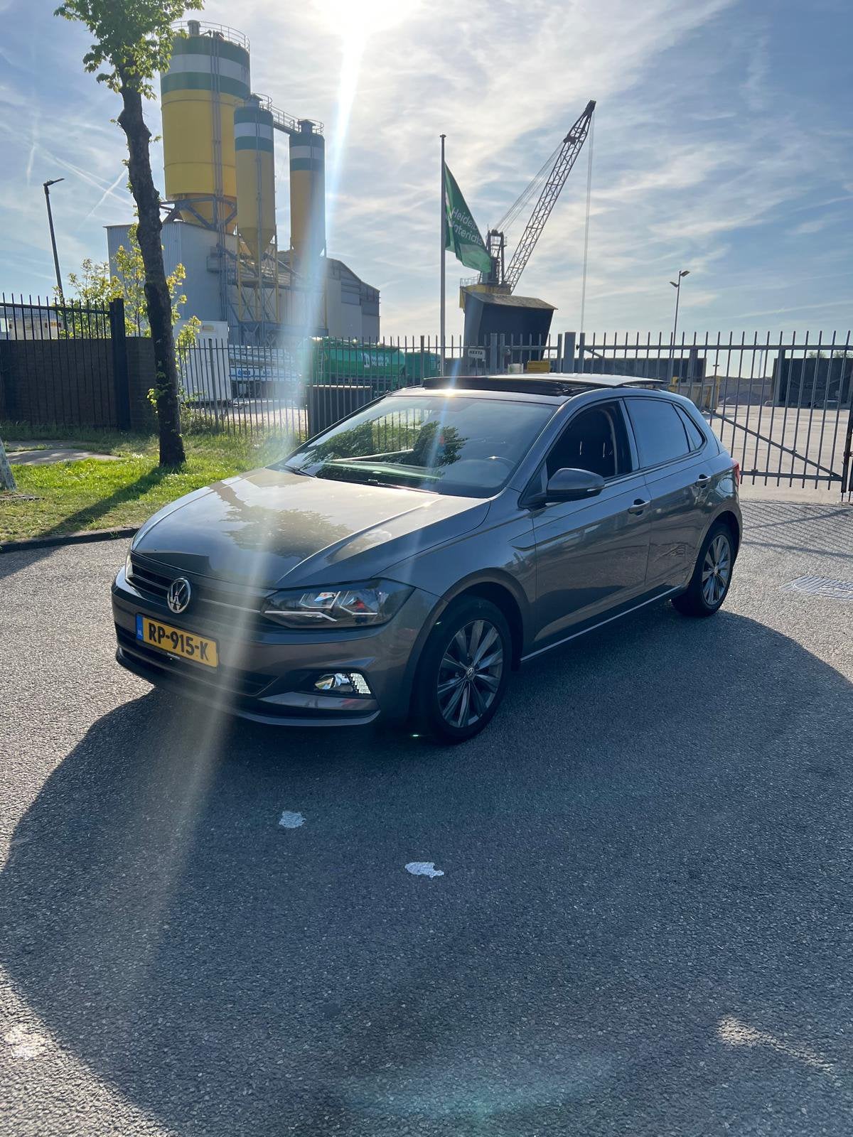 Volkswagen Polo 1.0 TSI 95pk Grijs Panoramadak / Beats, Auto's, Volkswagen, Voorwielaandrijving, Stof, 40 €/maand, Sound system