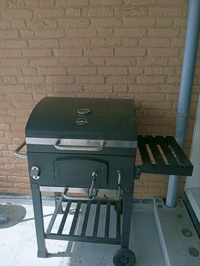 Barbecue jamestown, Ophalen, Gebruikt, Met accessoires