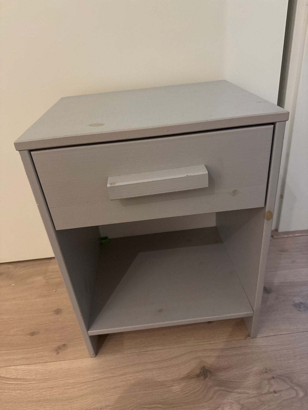 Nachtkastje Dennis Kiezelgrijs Grenen, Huis en Inrichting, Slaapkamer | Nachtkastjes, Ophalen, Gebruikt, Minder dan 45 cm, 55 tot 70 cm
