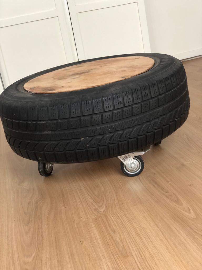 Unieke salontafel/bijzettafel van autoband met houten blad, Ophalen of Verzenden, Zo goed als nieuw