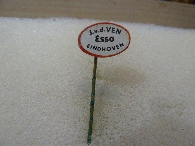 Vintage J.v.d. VEN ESSO Eindhoven Speldje, Ophalen of Verzenden, Gebruikt, Merk, Speldje of Pin