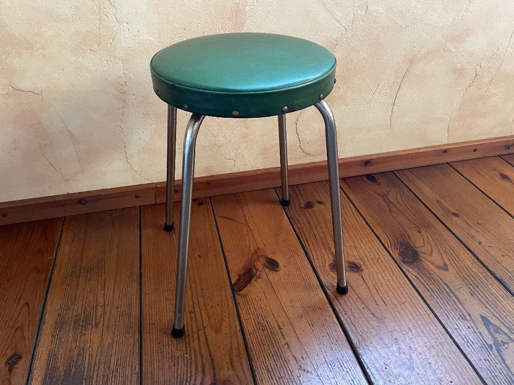 Vintage Jaren 50 krukje met groen skai leer en chrome poten, Ophalen of Verzenden, Gebruikt, IJzer