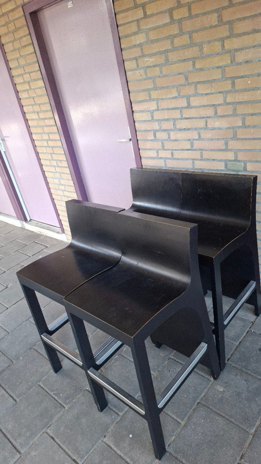 Foto 2 van Set van 4 massief houten barstoelen - Zwart