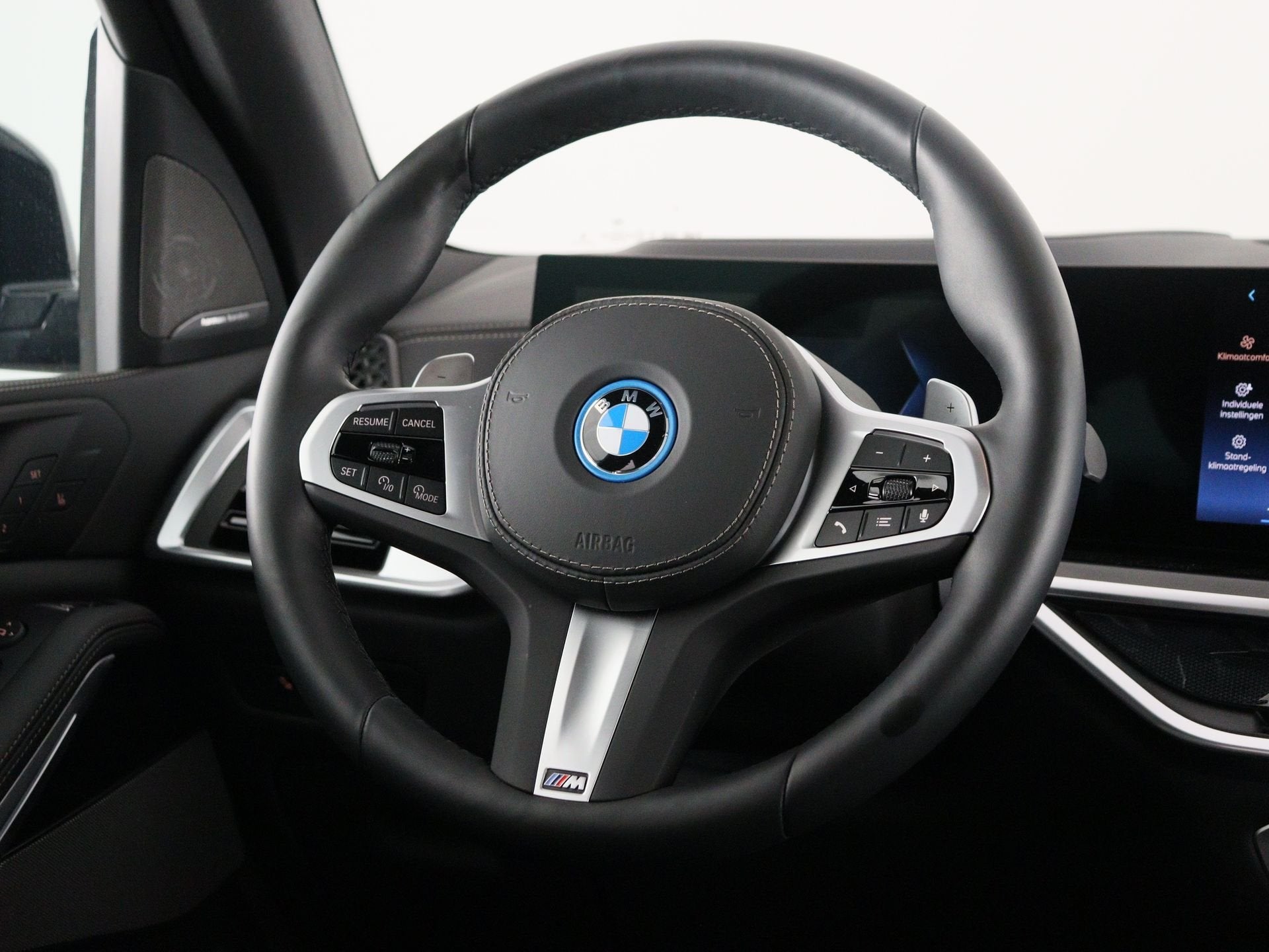 BMW X5 xDrive50e M-Sport Pro SoH 100% (bj 2025, automaat), Auto's, Lichtsensor, Gebruikt, 2395 kg, Met garantie (alle)