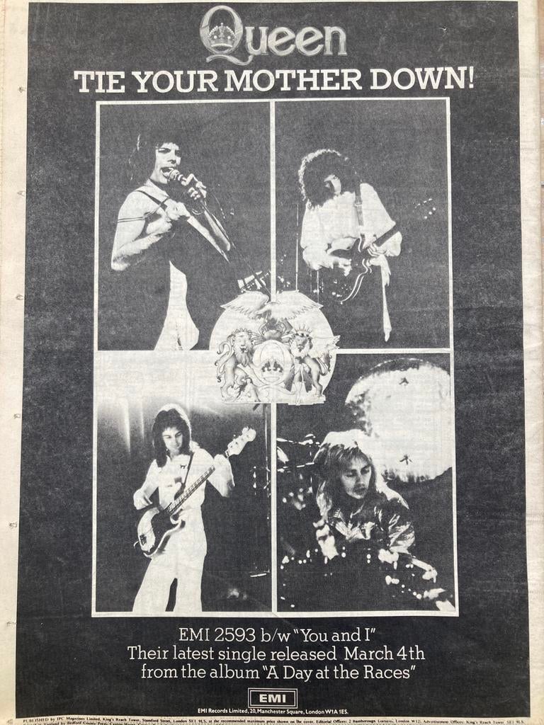 Paginagrote A3 advertentie QUEEN Day Races / Tie Mother rele, Ophalen of Verzenden, Gebruikt, A1 t/m A3, Muziek