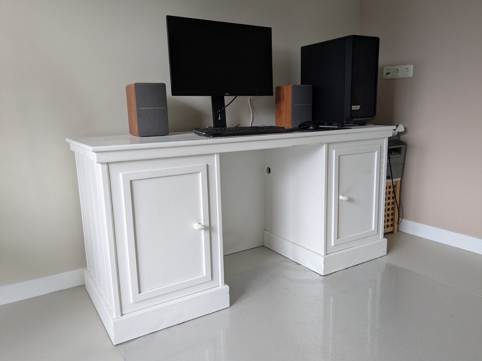 Massief houten maatwerk bureau 160  60 cm met kabeldoorvoer, Ophalen, Zo goed als nieuw, Wit, Hout