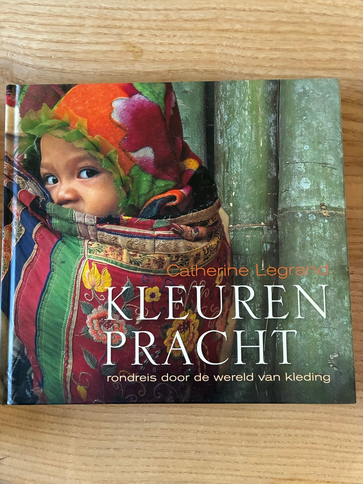 Kleurenpracht: Rondreis door de wereld van kleding, Ophalen of Verzenden, Zo goed als nieuw, Mode algemeen