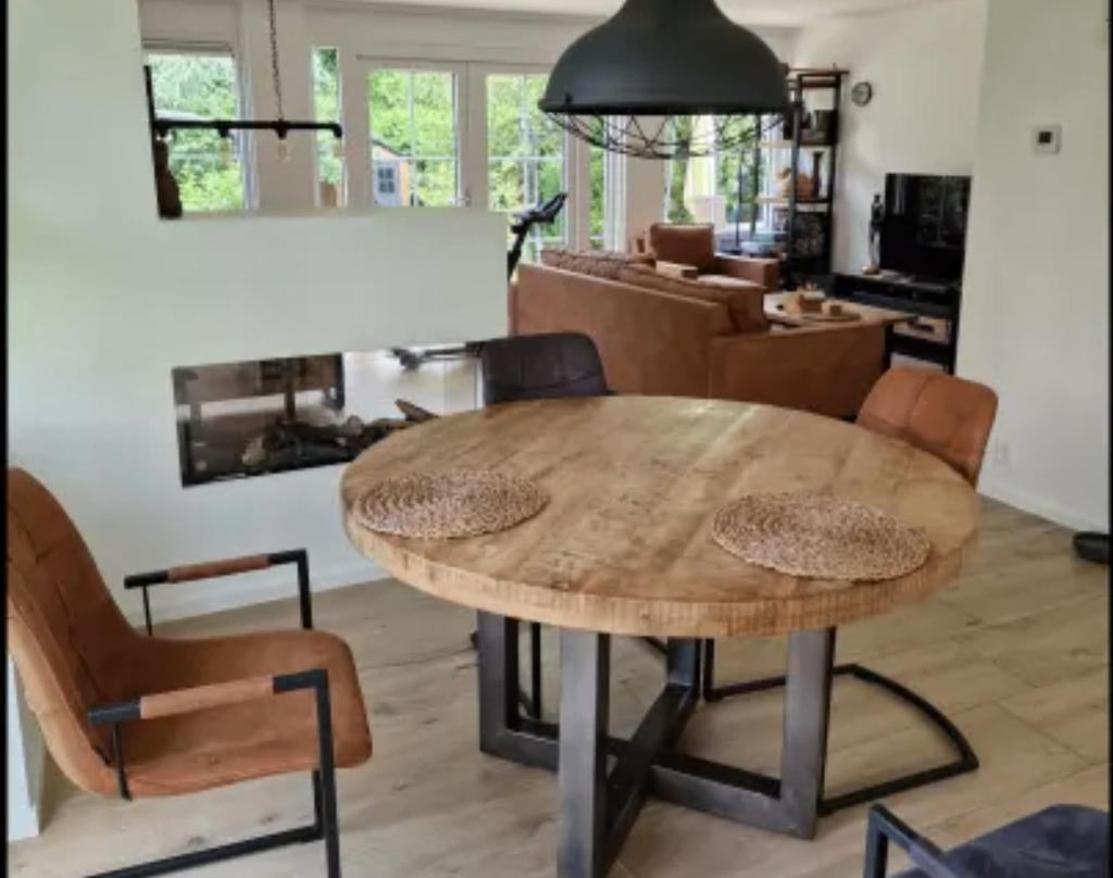 Mangohouten eettafel, Ophalen, Rond, Zo goed als nieuw, Vier personen