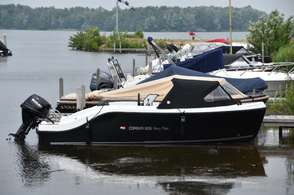 Corsiva 505 NewAge '21 Black Ed. | Suzuki 30PK | Trailer+sta, Watersport en Boten, Sloepen, Zo goed als nieuw, Consoleboot, Corsiva