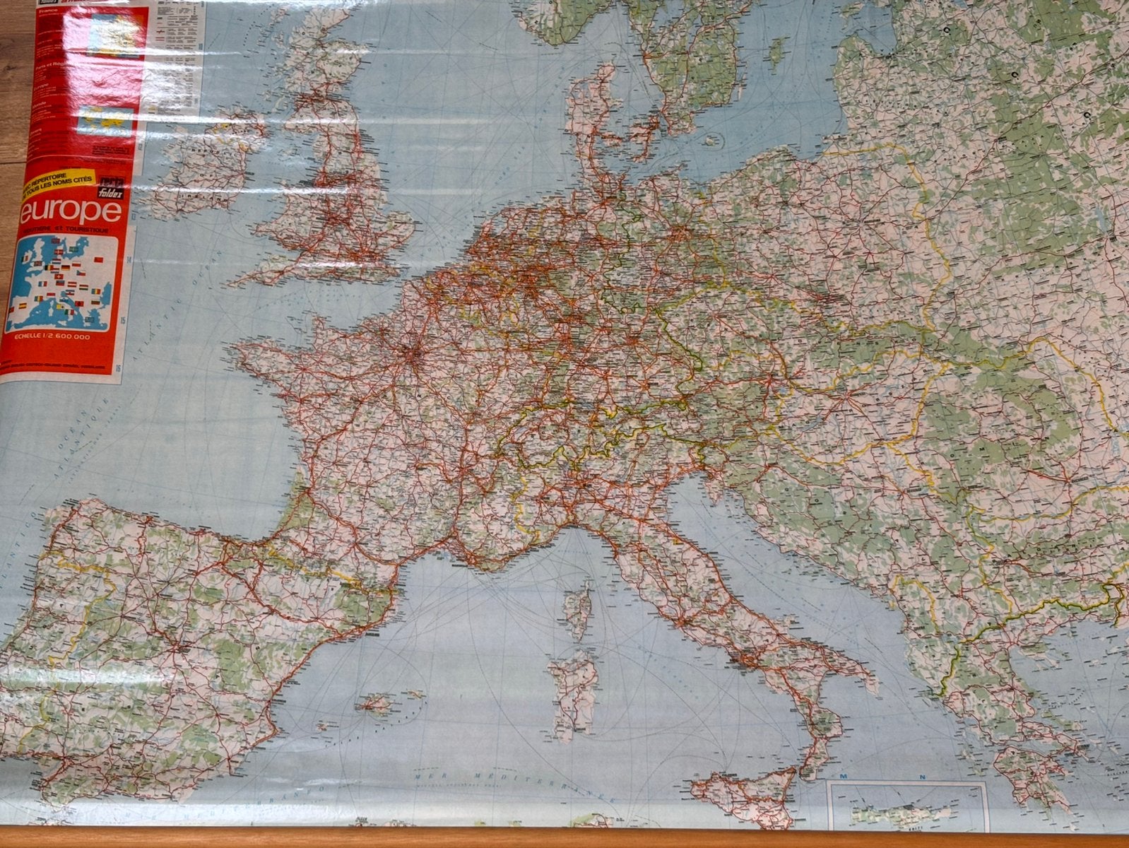 Vintage landkaart met draagstang [Europa], Boeken, Ophalen, Europa Overig, 1800 tot 2000, Landkaart