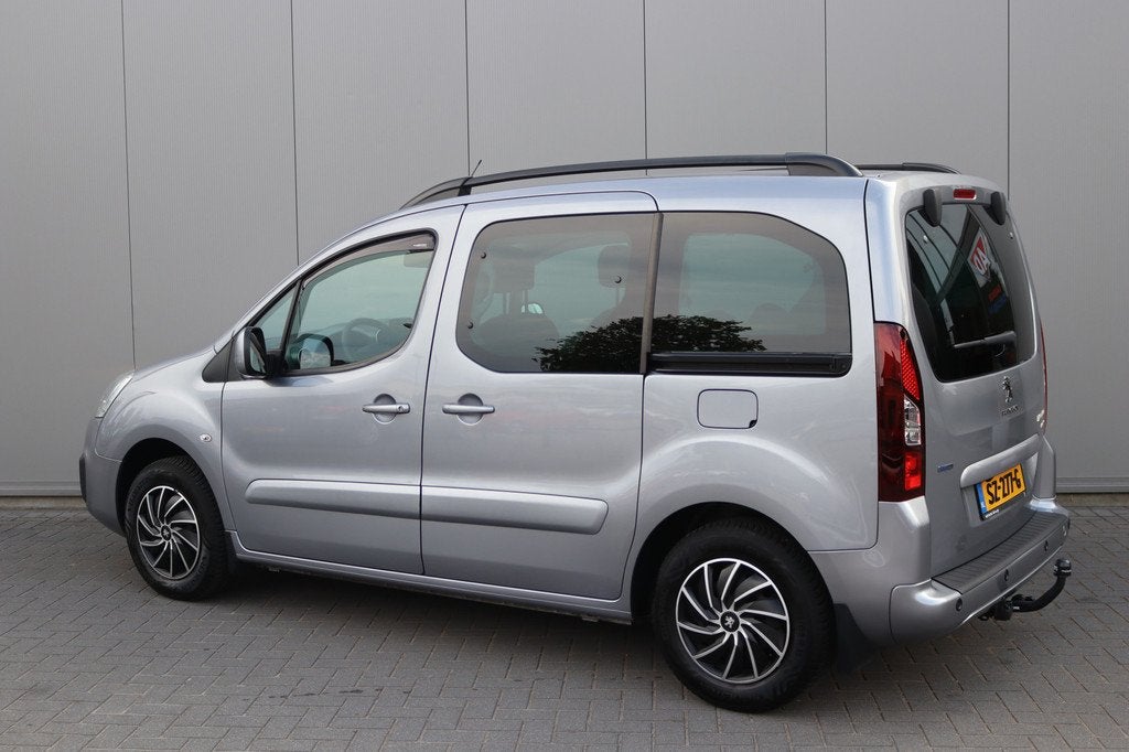 Peugeot Partner Tepee 1.2 PureT. 110PK Allure Trekhaak/Navig, Auto's, Stof, 1199 cc, Met garantie (alle), Bedrijf