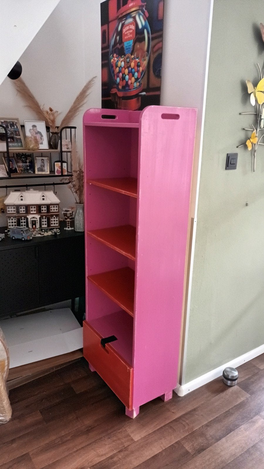 Leuke roze kast met rode planken - stevig en veelzijdig, Huis en Inrichting, Ophalen, Met plank(en), Minder dan 50 cm, Gebruikt