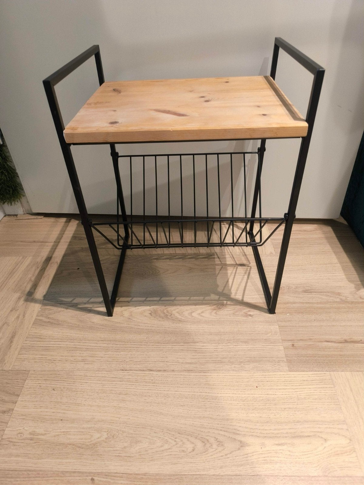 Bijzettafel met houten blad en metalen frame, Huis en Inrichting, Woonaccessoires | Krantenbakken en Lectuurbakken, Ophalen of Verzenden