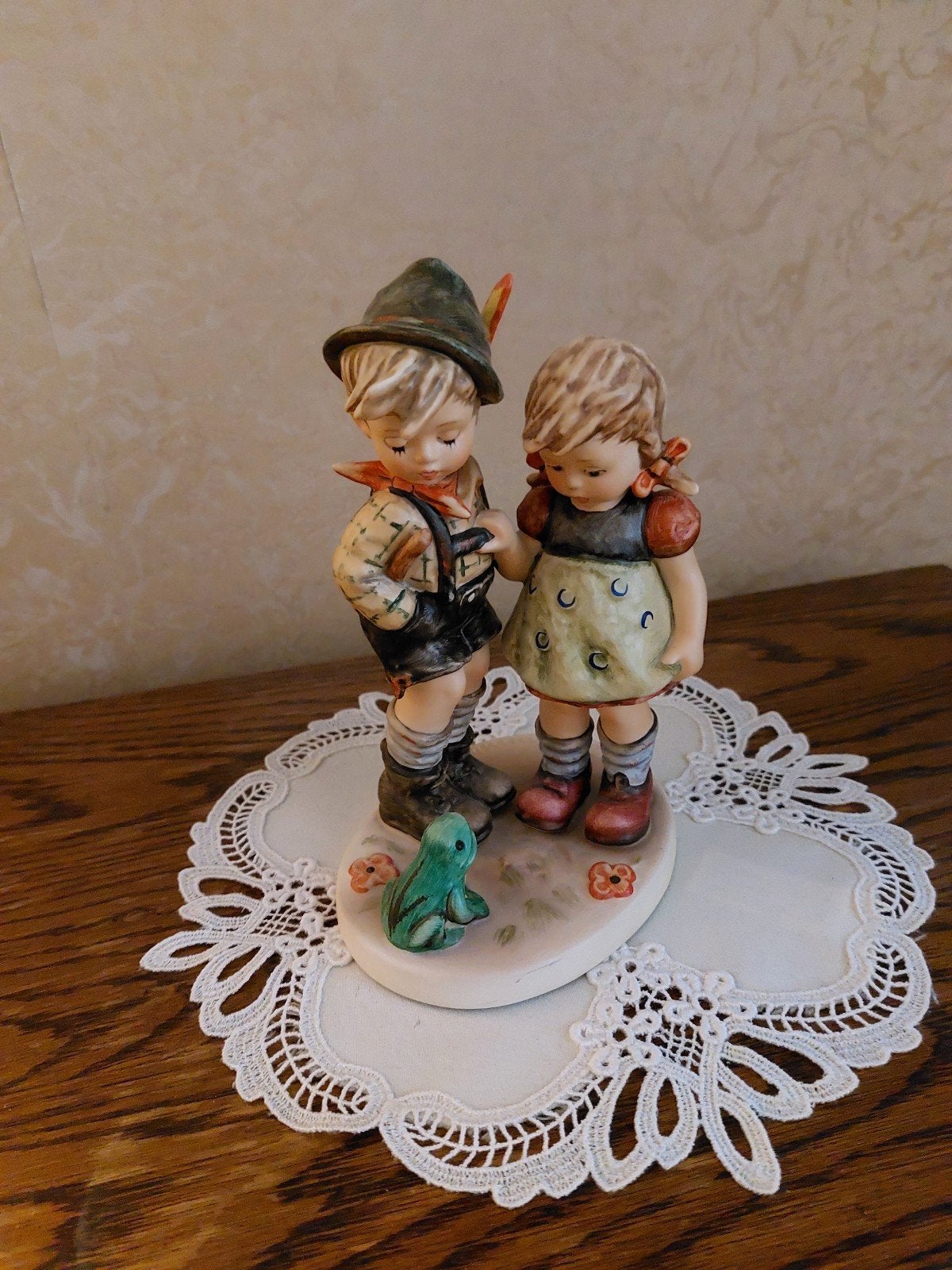 Hummel beeldje: Jongen en meisje met kikker - Z.G.A.N., Ophalen of Verzenden, Zo goed als nieuw, Hummel