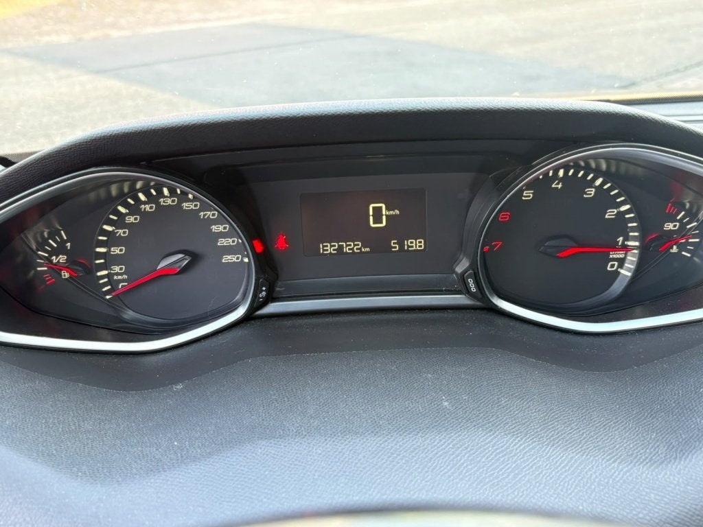 Foto 16 van Peugeot 308 1.2 Allure Distributie V.V. Xenon Sensoren Velge