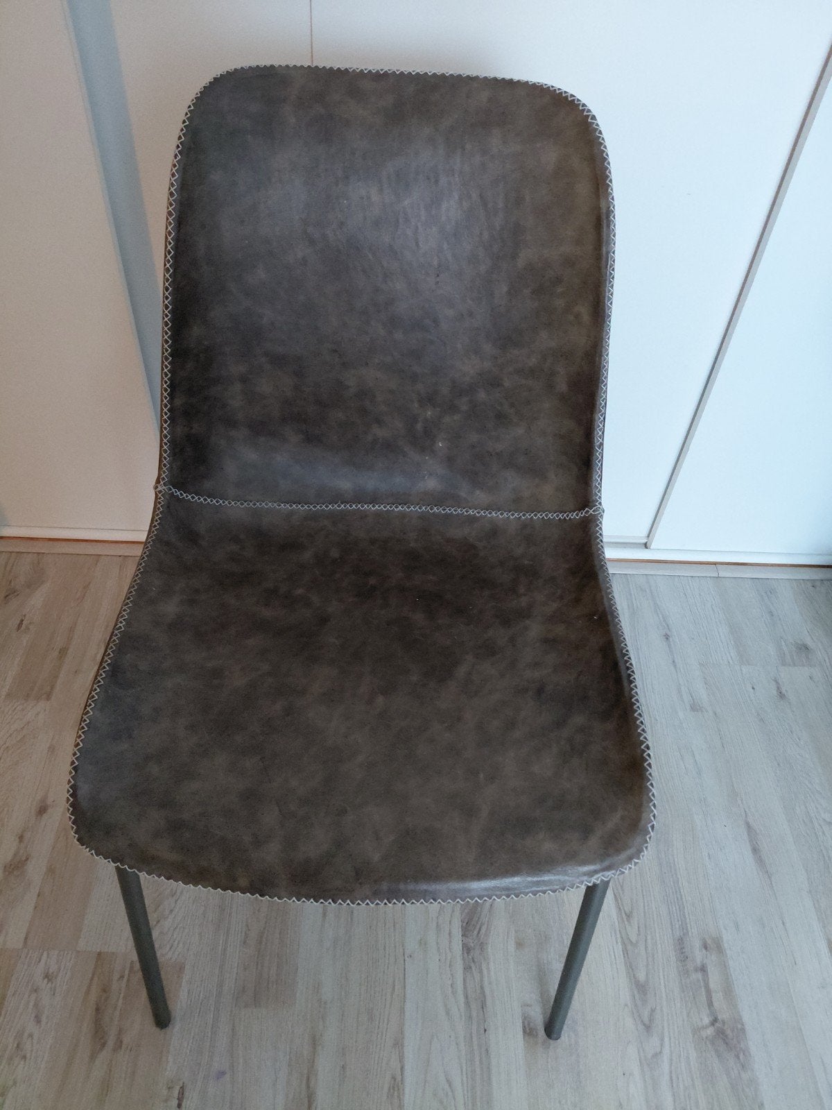 Stijlvolle grijze stoel met metalen poten, Huis en Inrichting, Stoelen, Ophalen, Gebruikt, Modern, Industrieel, Metaal