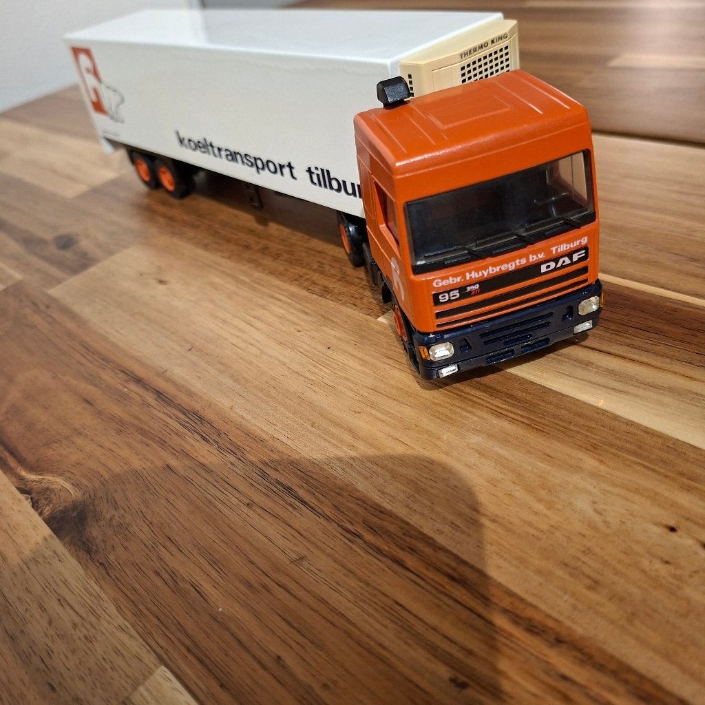 DAF 95 XF Koeltransport Tilburg model vrachtwagen & Huiftr., Ophalen of Verzenden, Zo goed als nieuw, Bus of Vrachtwagen, Lion Toys