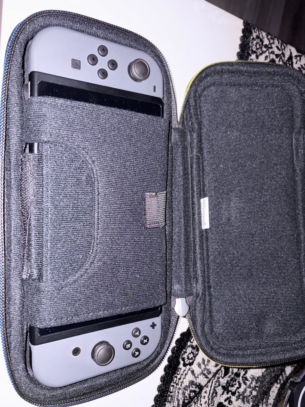 Nintendo Switch Original met hoesje en 2 controllers, Spelcomputers en Games, Spelcomputers | Nintendo Switch, Gebruikt, Switch Original