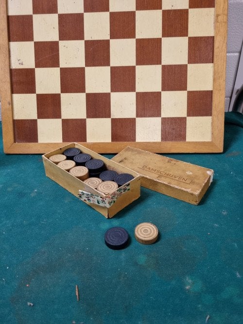 dambord met houten schijven vintage, Hobby en Vrije tijd, Ophalen of Verzenden, 'T Olde Gre-j, Info@toldegrej.nl, Endepoelstraat 20f Didam
