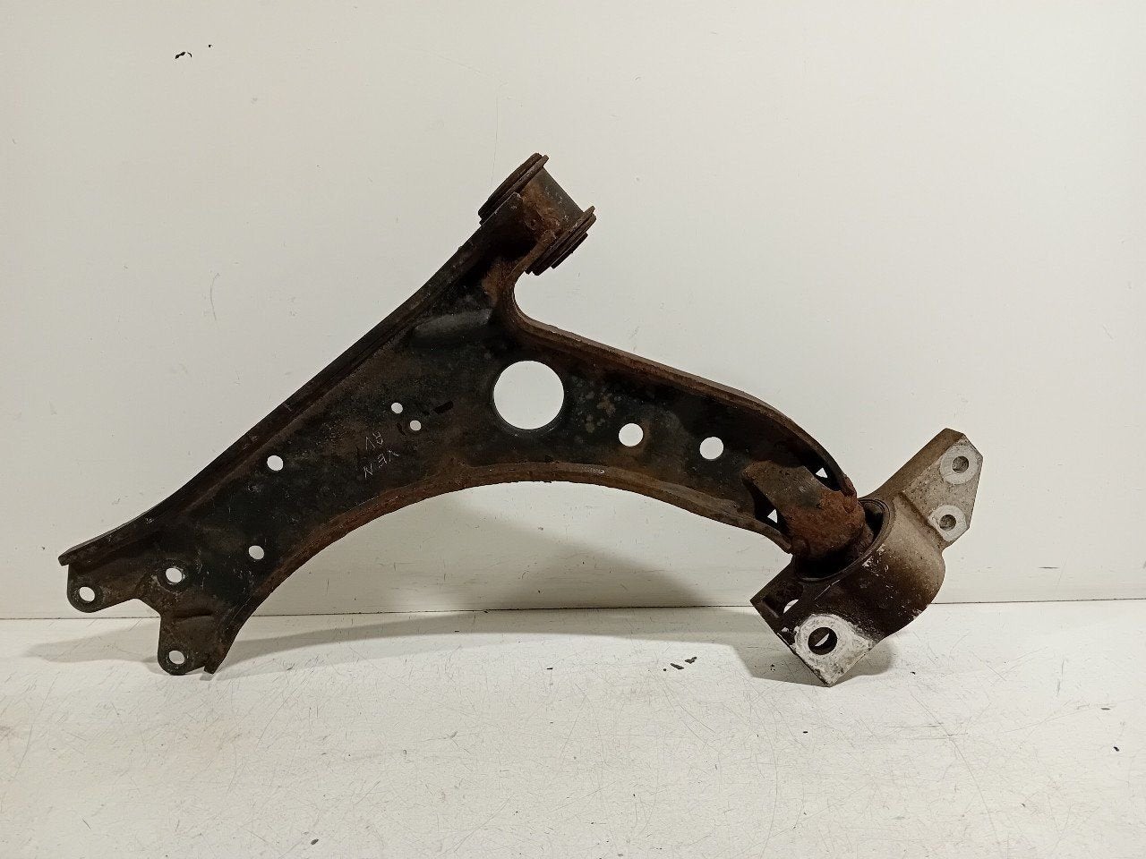 Draagarm rechts voor Volkswagen Golf, Onderdelen@venauto.nl, Van der Ven Autorecycling B.V., Gebruikt, Ettenseweg 76, 4706 PB Roosendaal, The Netherlands