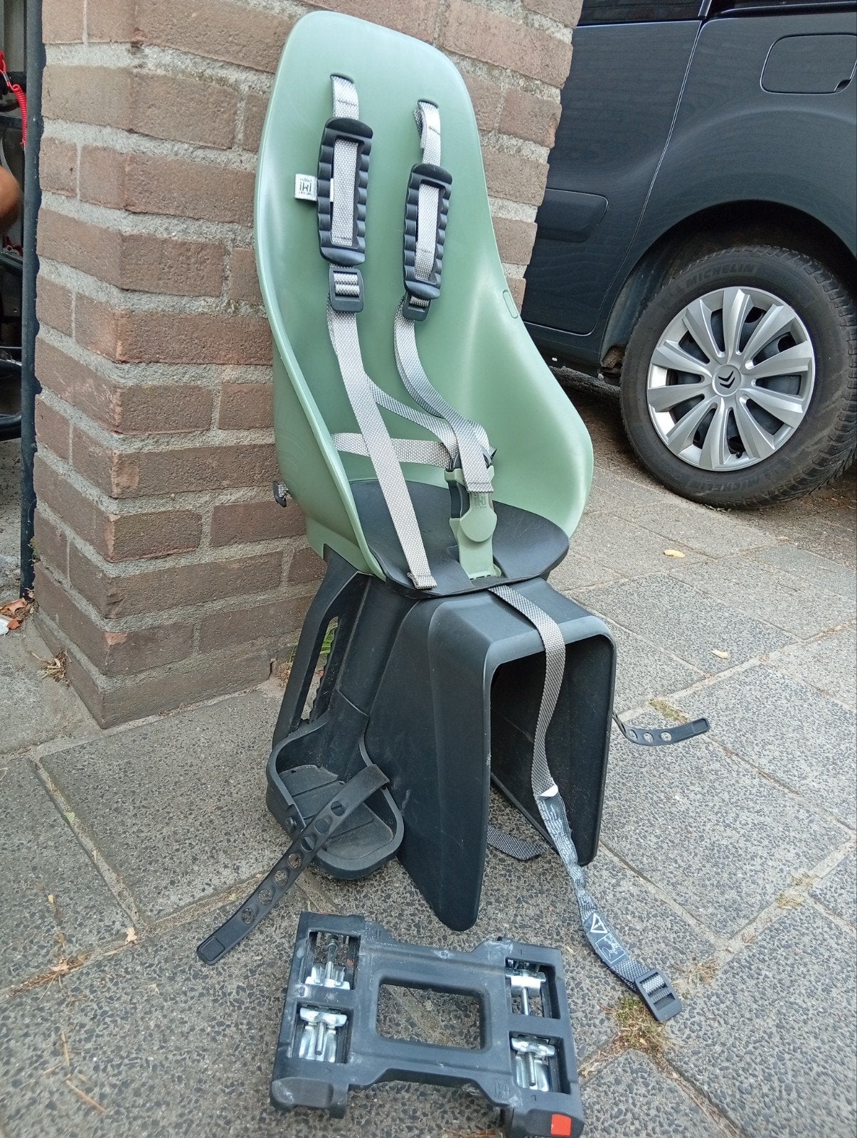 Urban Iki fietsstoel achterop olijfgroen/zwart met adapter, Ophalen