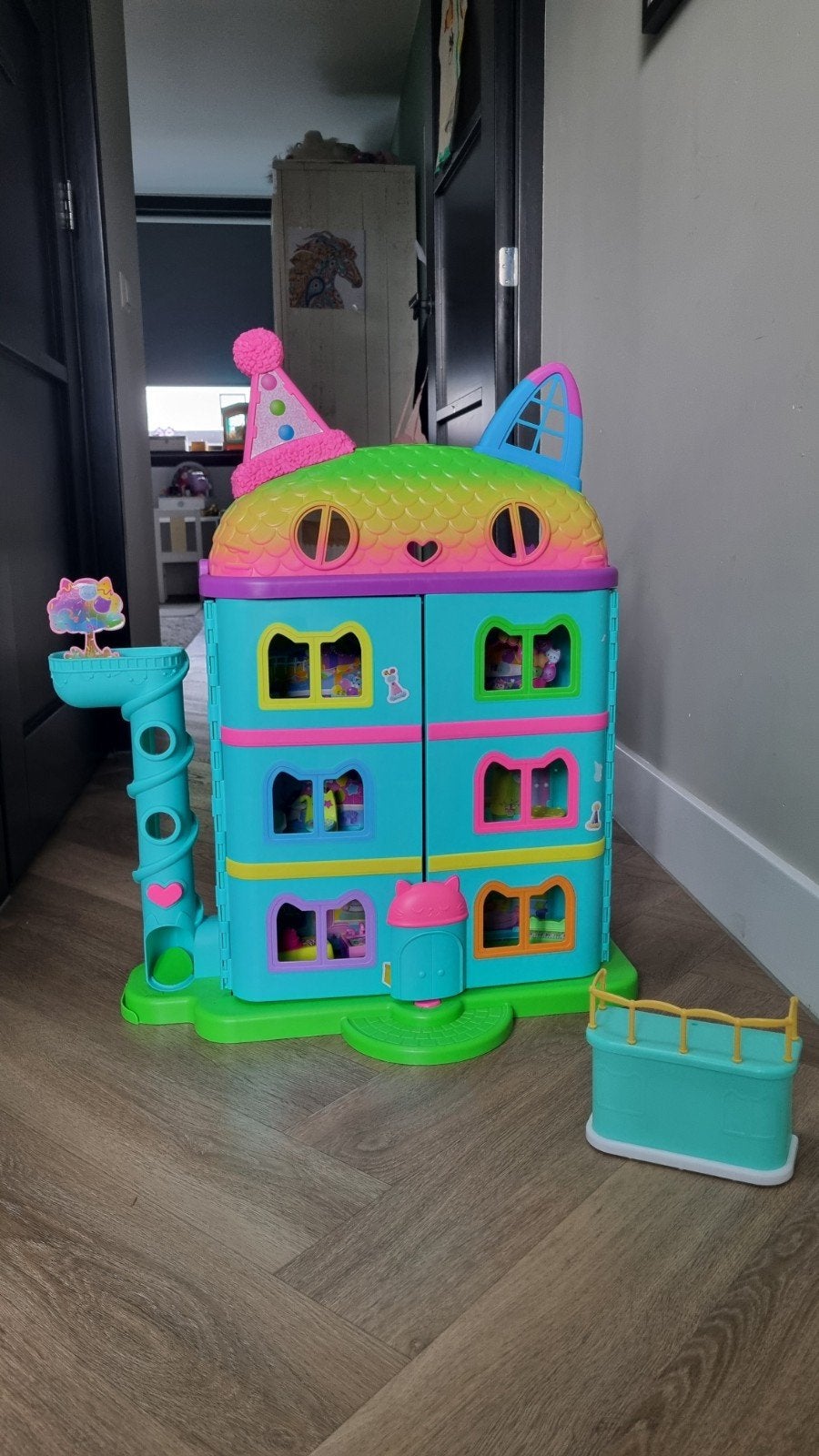 Gabby's Poppenhuis met Gabby figuur en accessoires, Ophalen, Zo goed als nieuw, Poppenhuis