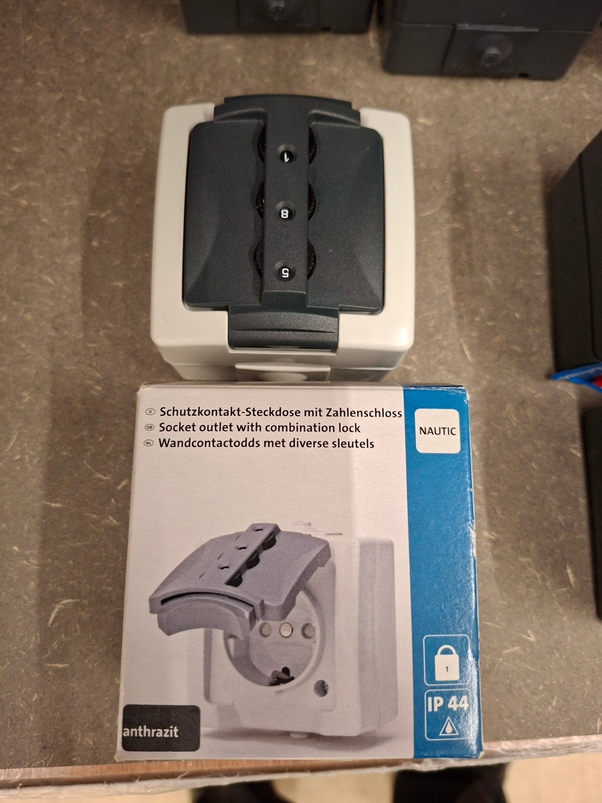 Buiten stopcontact met cijferslot - IP44 waterdicht, Doe-het-zelf en Verbouw, Elektra en Kabels, Ophalen of Verzenden, Nieuw, Stopcontact