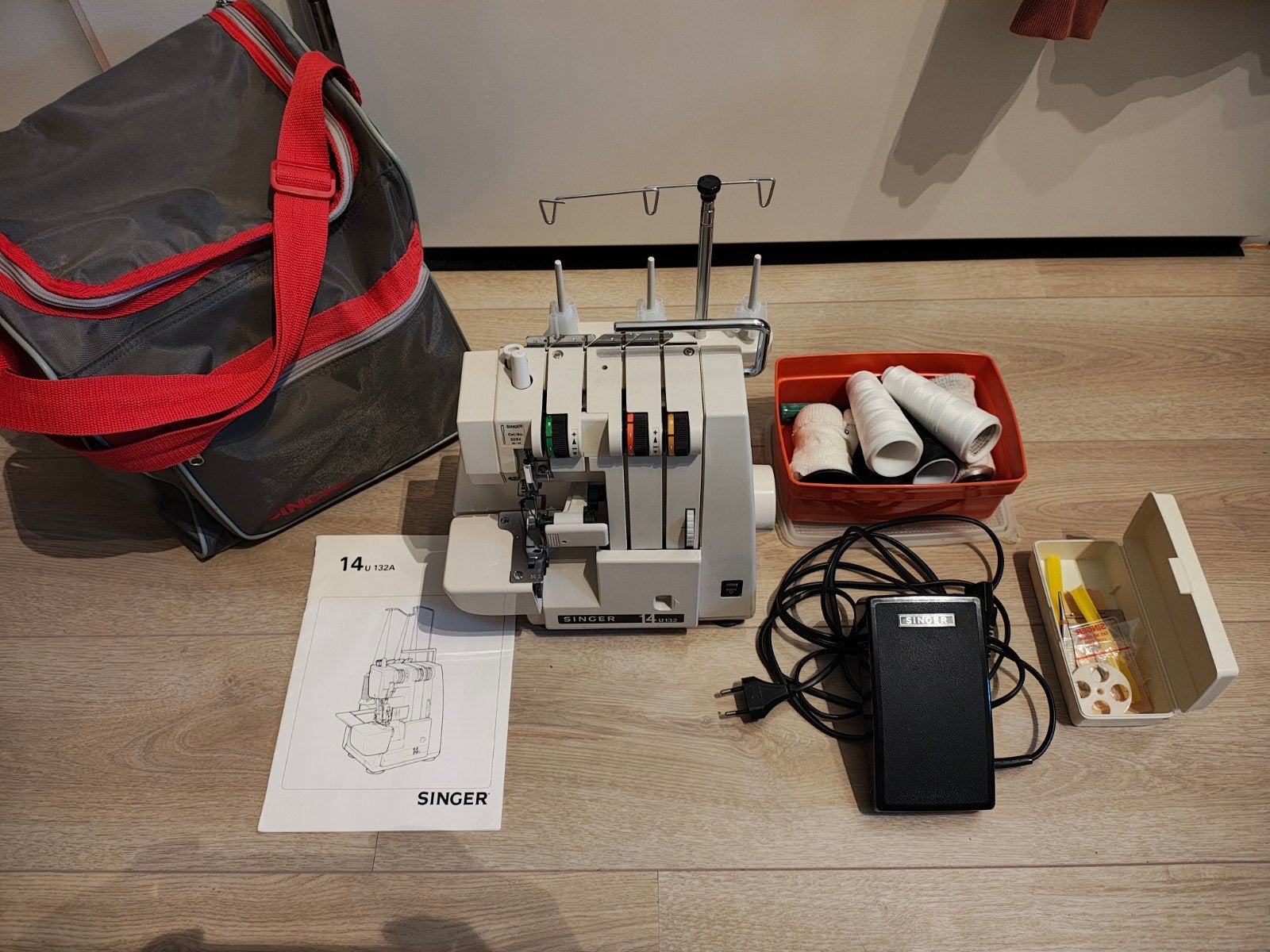 Singer 14U132 Lockmachine met accessoires en tas, Ophalen of Verzenden, Gebruikt, Lockmachine, Singer