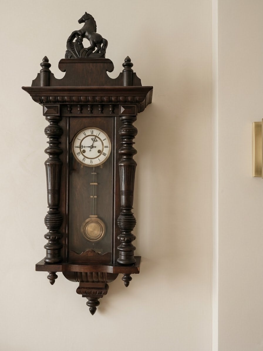 Antieke Hermle wandklok met paarddecoratie, Antiek en Kunst, Antiek | Klokken, Ophalen of Verzenden