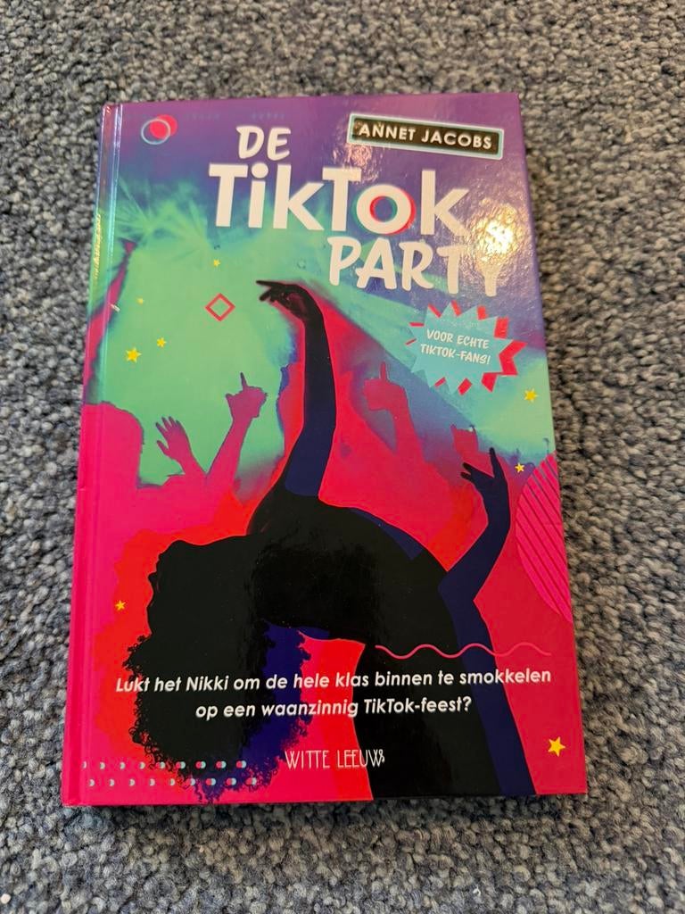 De TikTok party - Annet Jacobs, Ophalen of Verzenden, Zo goed als nieuw, Fictie