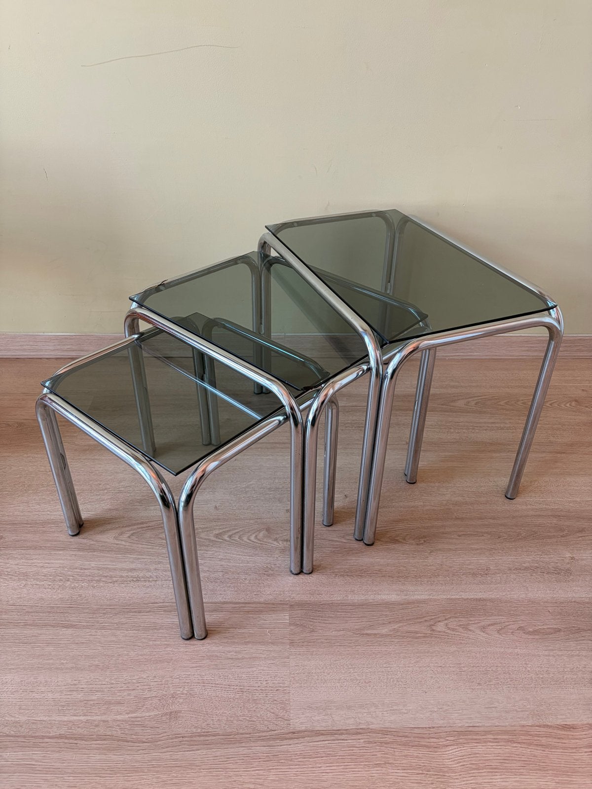 Vintage nesttafels~ chroom buisframe met rookglas, Huis en Inrichting, Tafels | Bijzettafels, Minder dan 55 cm, Gebruikt, Glas
