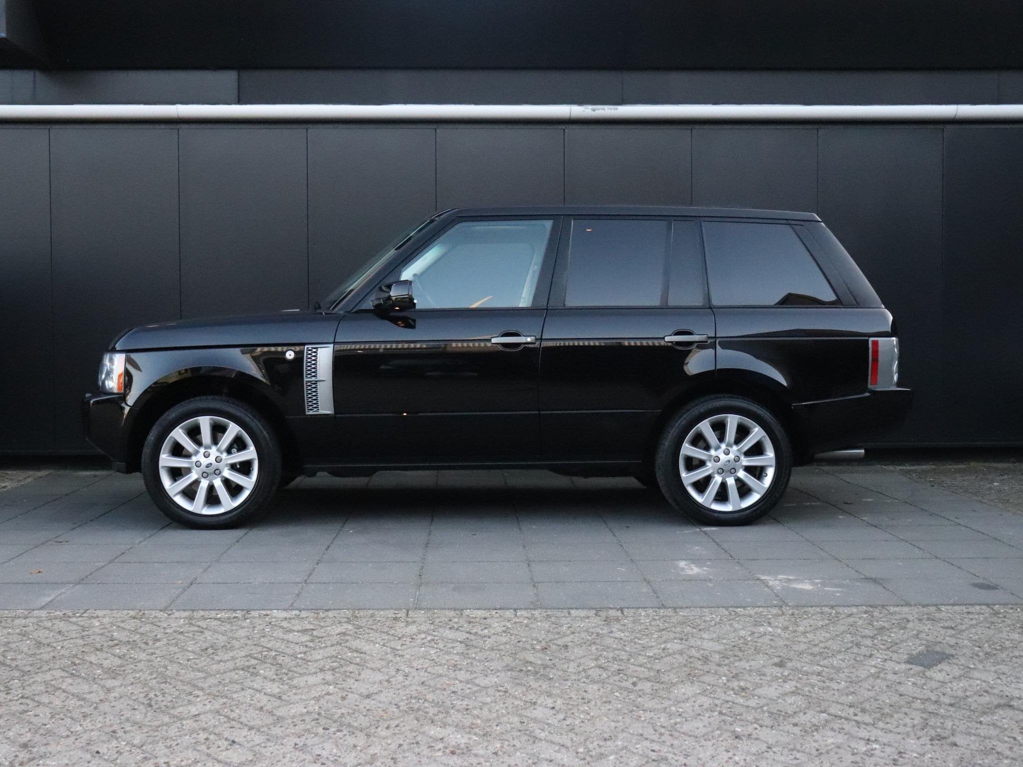 Land Rover Range Rover 4.2 V8 Supercharged YOUNGTIMER DEALER, Auto's, Land Rover, Automaat, Gebruikt, 8 cilinders, Zwart
