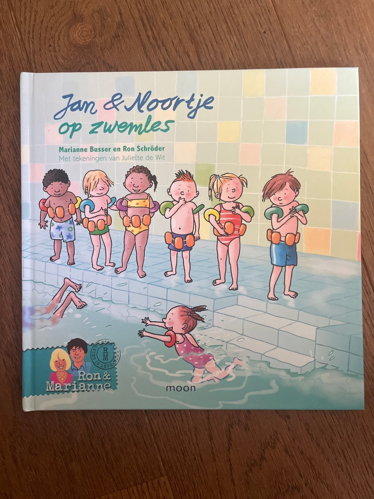 Jan & Noortje op zwemles - Marianne Busser & Ron Schröder, Boeken, Ophalen of Verzenden, Zo goed als nieuw, 2 tot 3 jaar