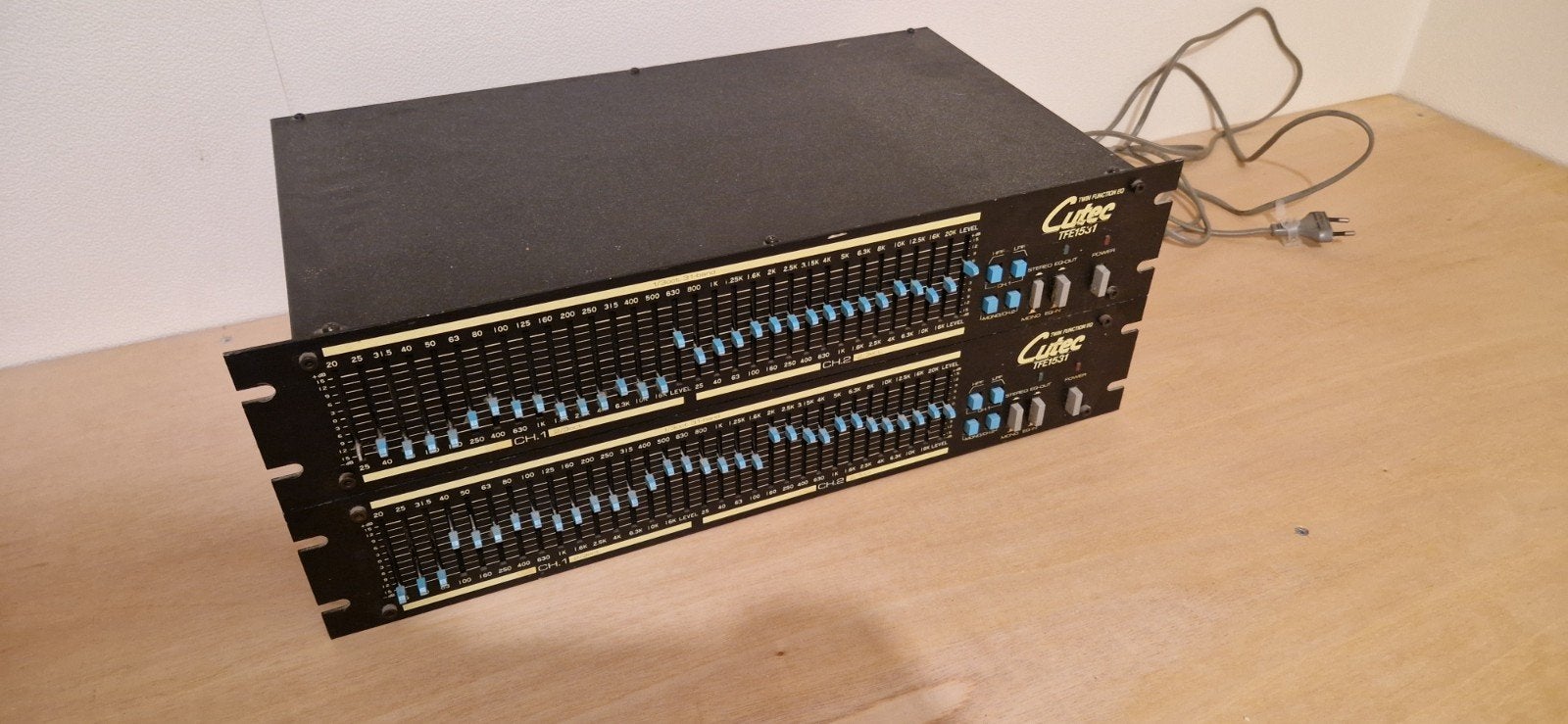 Cutec TFE1531 Grafische Equalizer, twee stuks, Ophalen of Verzenden, Equalizer