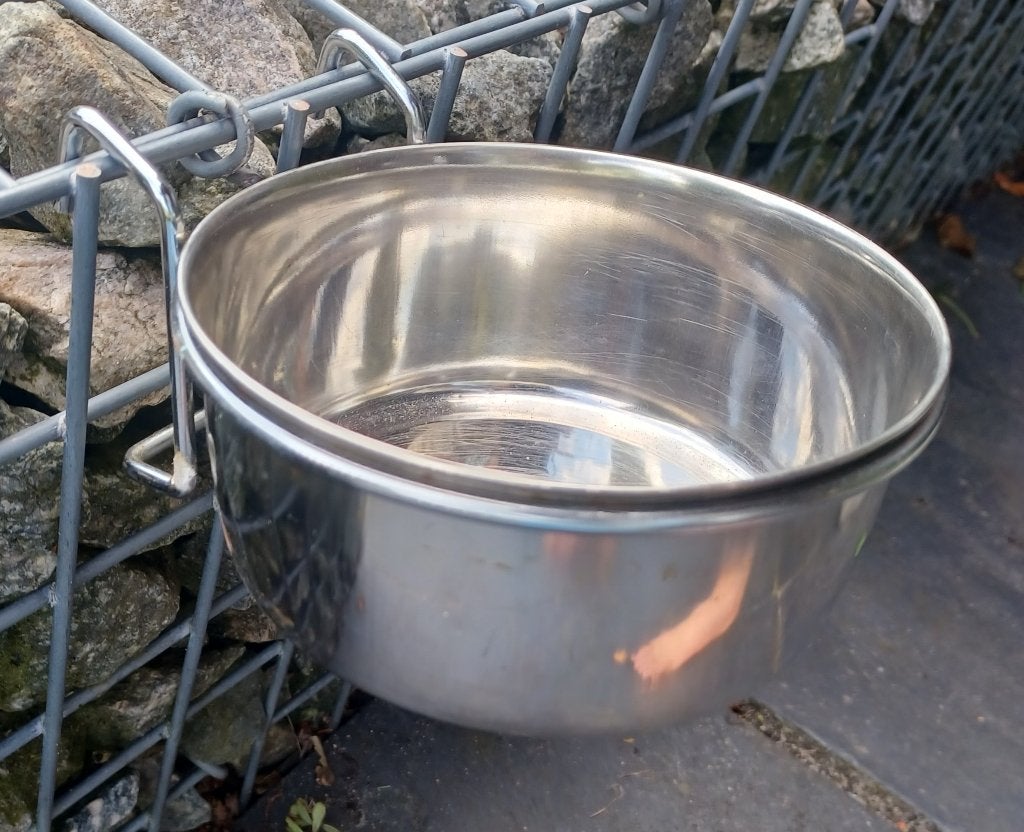 Honden drink/ voer bakje om op te hangen, Ophalen of Verzenden, Zo goed als nieuw