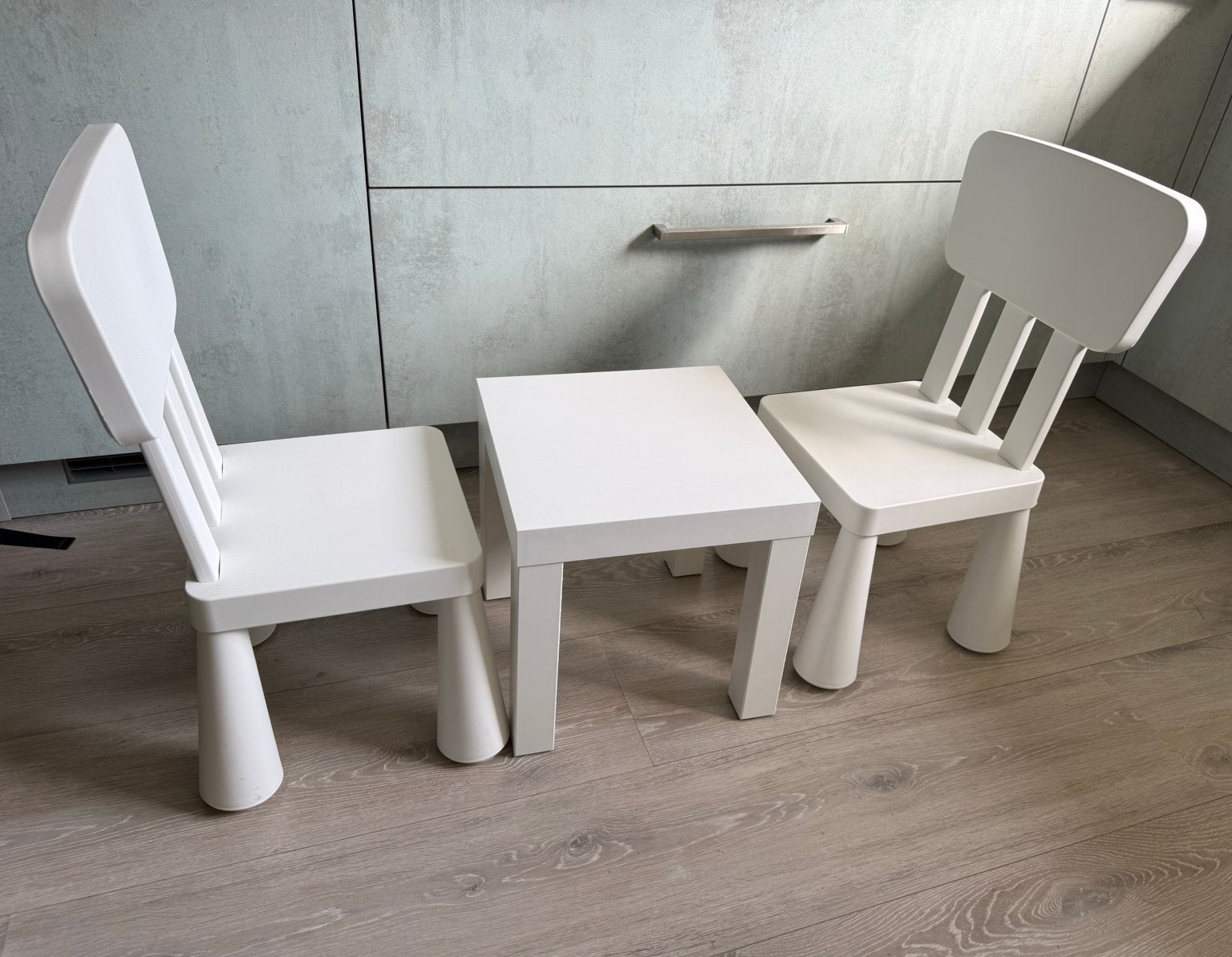 Tafel met 2 stoeltjes van Ikea, Kinderen en Baby's, Ophalen, Zo goed als nieuw, Tafel(s) en Stoel(en)