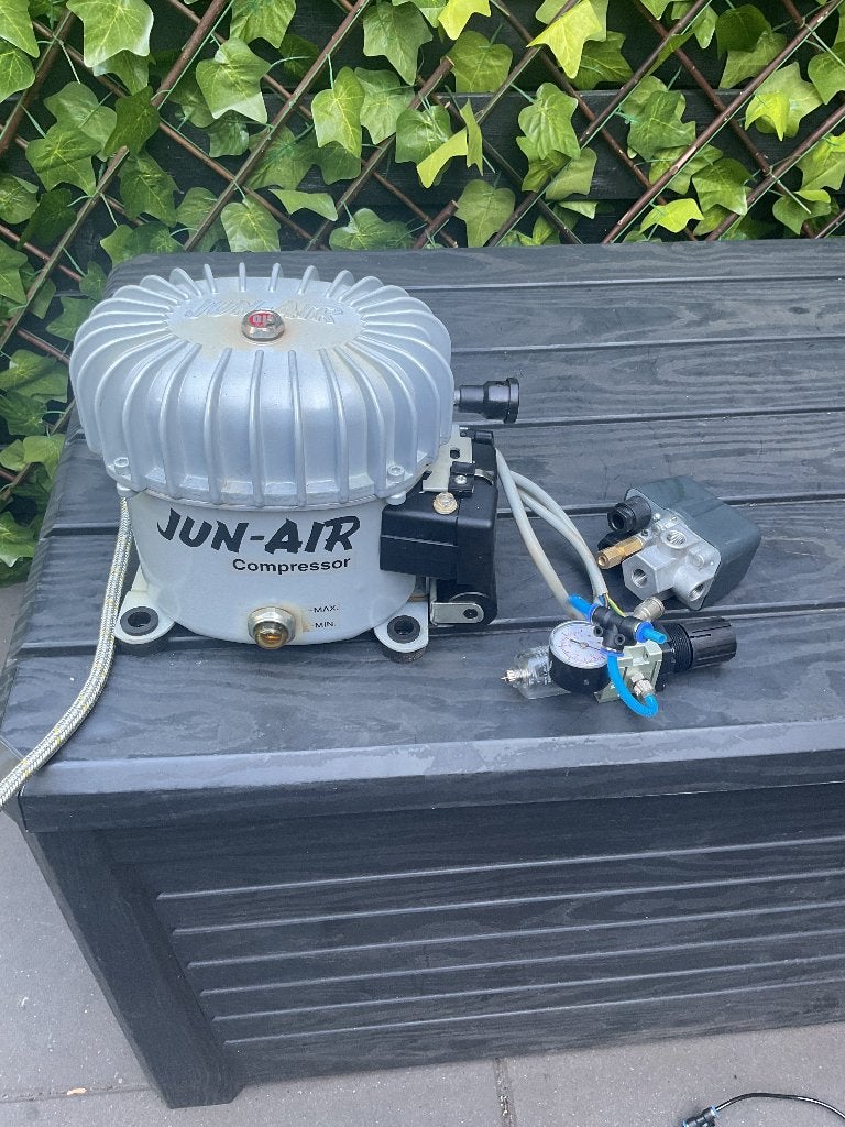 Jun-air compressor motor, Doe-het-zelf en Verbouw, Compressors, Ophalen, Gebruikt, Minder dan 200 liter/min, Geluidgedempt